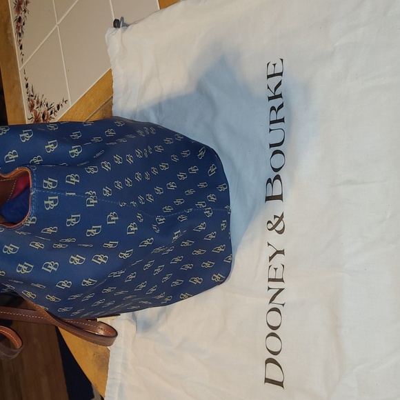 Dooney & Bourke Navy & Gold Bag.  Pre-loved - Picture 6 of 16